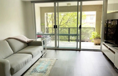 Newtown Apartment | studio centrally located in NEWTOWN. nThe longer you stay = discount!n