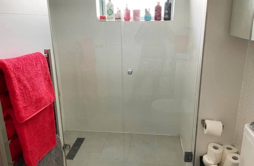 Newtown Apartment | studio centrally located in NEWTOWN. nThe longer you stay = discount!n
