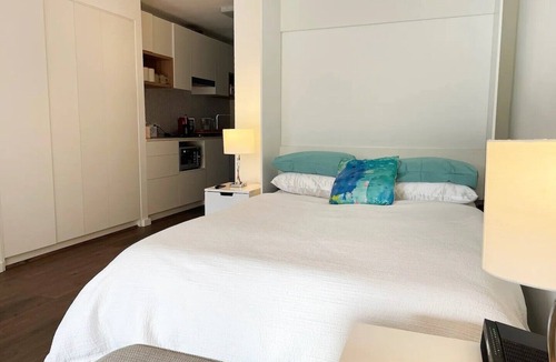 Newtown Apartment | studio centrally located in NEWTOWN. nThe longer you stay = discount!n
