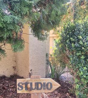 Elsternwick Villa | Studio Elster - Self contained studio, walk to beach, cafes, shops, trains