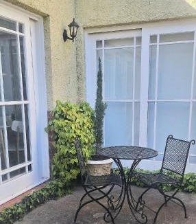 Elsternwick Villa | Studio Elster - Self contained studio, walk to beach, cafes, shops, trains