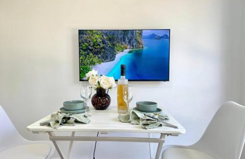 Belmont House | Studio in Belmont | Easy to City & Airport