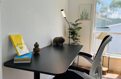 Belmont House | Studio in Belmont | Easy to City & Airport