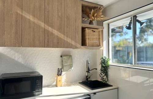 Belmont House | Studio in Belmont | Easy to City & Airport
