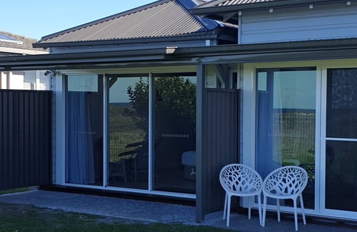 Urunga Apartment | Studio on Morgo overlooks the ocean and estuary within 2 minutes walk town Lido
