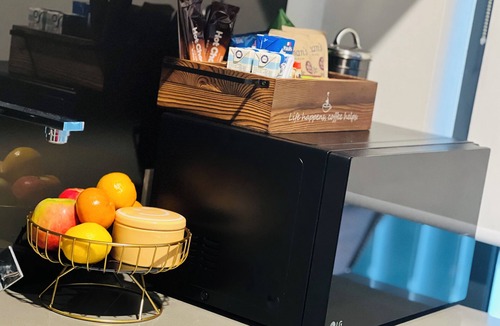 Lyneham Apartment | Studio on Northbourne with free parking, 2mins to train, 5mins to city centre.