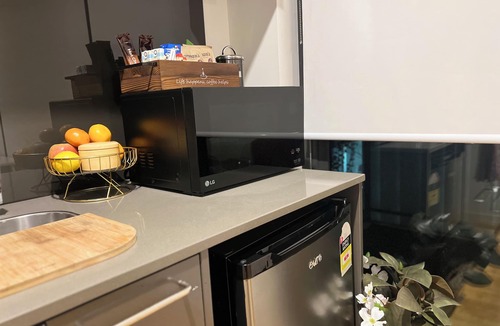 Lyneham Apartment | Studio on Northbourne with free parking, 2mins to train, 5mins to city centre.