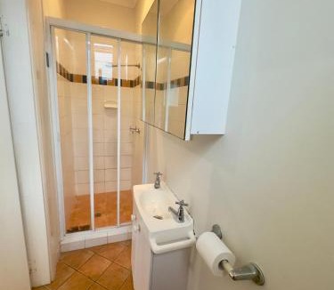 Woolloongabba House | Studio room ensuite bathroom Brisbane City near Kangaroo Point and Gabba Cricket stadium