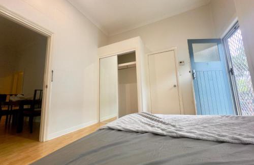 Woolloongabba House | Studio room ensuite bathroom Brisbane City near Kangaroo Point and Gabba Cricket stadium