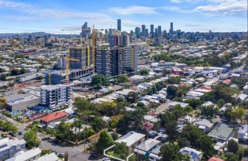 Woolloongabba House | Studio room ensuite bathroom Brisbane City near Kangaroo Point and Gabba Cricket stadium