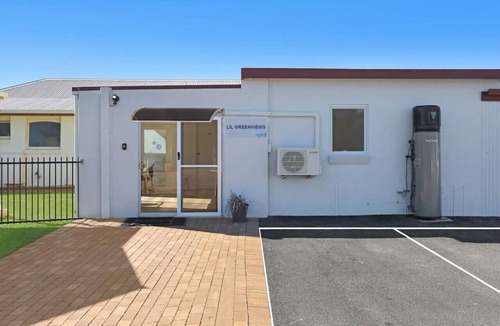 Warrnambool Apartment | Studio room with queen bed