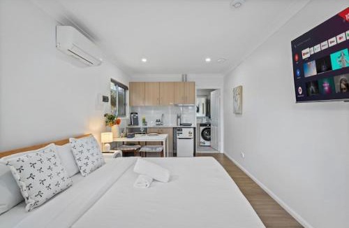 Macgregor House | Studio walk to Westfield Best for Solo Traveler