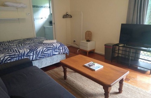 Duffy House | Studio with Queen bed and Free parking