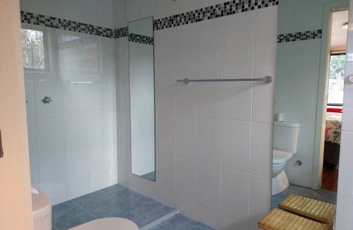 Duffy House | Studio with Queen bed and Free parking