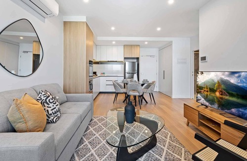 Alphington Apartment | Stunning 1-Bed with City Views and Amenities