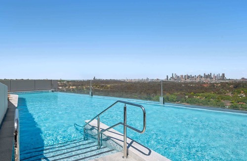 Alphington Apartment | Stunning 1-Bed with City Views and Amenities