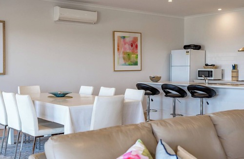 Encounter Bay House | Stunning 180 degree sea views from modern 2 storey house in prime location