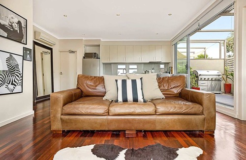 Northcote Apartment | Stunning 2-Bed Unit with BBQ Patio near Dining