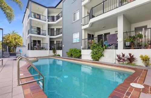 Torquay Apartment | Stunning 2 BR, 2 Bathroom Beachfront Apartment Close To Everything!