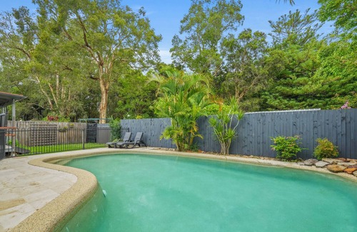 Tuggerawong House | Stunning 4-Bed with Garden and Swimming Pool