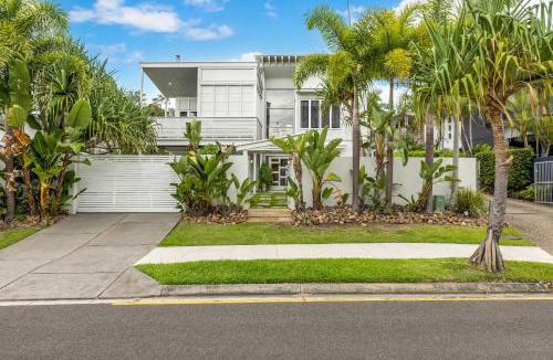 Alexandra Headland House | Stunning Alex Heads Beach House - Pet friendly