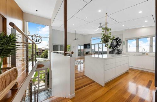 Alexandra Headland House | Stunning Alex Heads Beach House - Pet friendly