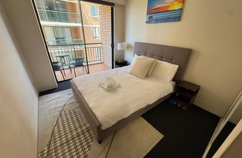 Surry Hills Apartment | Stunning Downtown Retreat With City Views