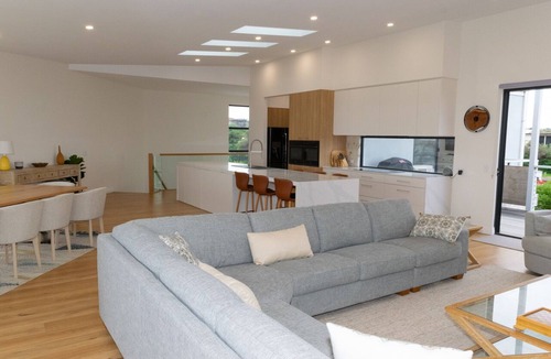 Middleton House | Stunning Family Home Ocean Views - 1 min walk from the beach!
