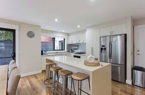 Silverleaves House | Stunning Luxury Townhome, Walk to Beach & Shops