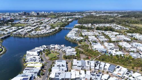 Maroochydore House | Stunning Maroochy Waterfront Home