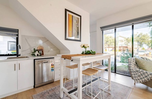 Footscray House | Stunning, modern, two-story detached townhouse