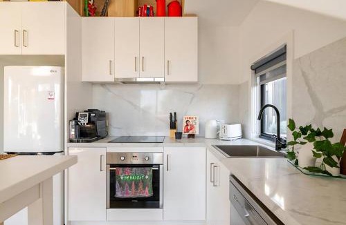 Footscray House | Stunning, modern, two-story detached townhouse