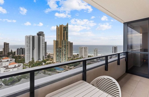 Surfers Paradise Apartment | Stunning Ocean Views! 2 Bedroom Apartment