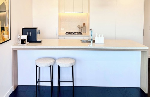 Fortitude Valley Apartment | Stunning skyline apartment with infinity pool, gym and free parking