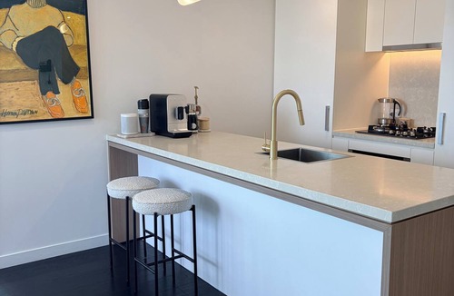 Fortitude Valley Apartment | Stunning skyline apartment with infinity pool, gym and free parking