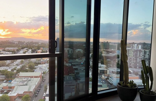 Fortitude Valley Apartment | Stunning skyline apartment with infinity pool, gym and free parking