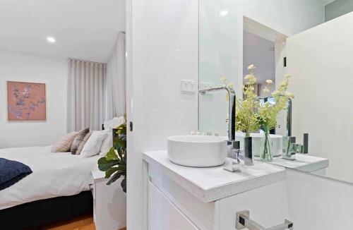 Carnegie Apartment | Stunning Studio Apartment Near Public Transport