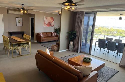 Gladstone Apartment | Stunning Sub Penthouse