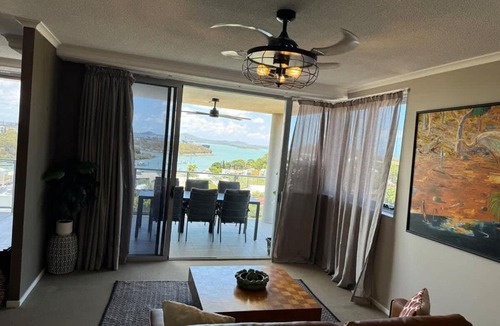Gladstone Apartment | Stunning Sub Penthouse