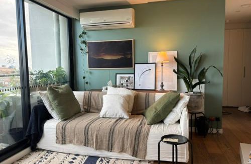 South Yarra Apartment | Stunning Views in central South Yarra