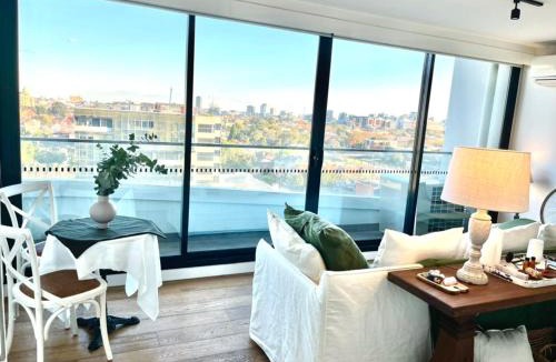 South Yarra Apartment | Stunning Views in central South Yarra