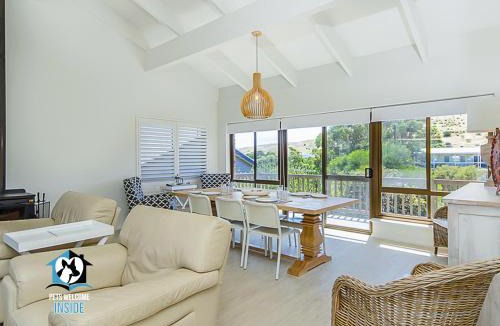 Carrickalinga House | Stunning Views & Renovated Beach Chic
