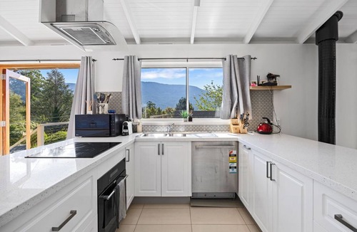 Warburton Apartment | Stunning Warburton Mountain Views & Outdoor Living