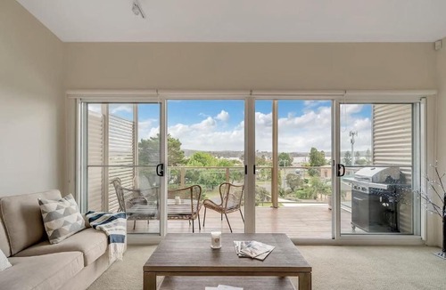 Batemans Bay House | Stunning water view Home moments from town