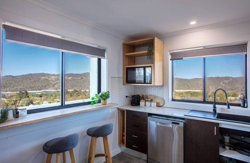 Jindabyne Apartment | Stunning water views 3- 2 bed/2 bath