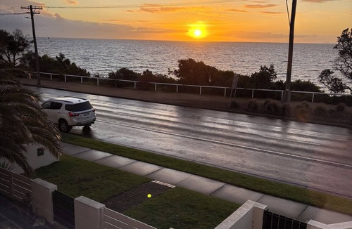 Mornington Villa | Stunning water views, Bayside Beach House Mornington