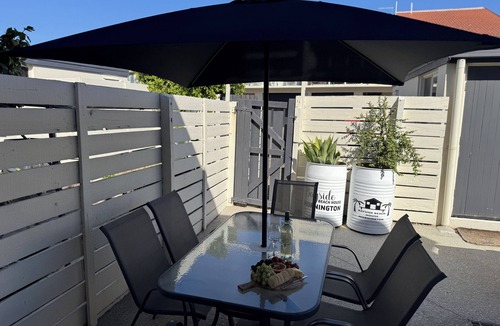 Mornington Villa | Stunning water views, Bayside Beach House Mornington