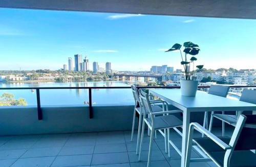 Meadowbank Apartment | Stunning waterfront 3 bedroom condo with Pool, BBQ