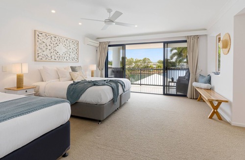 Twin Waters House | Stunning Waterfront Coastal Retreat, sleeps 13