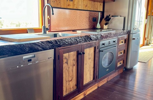 Hay Valley Apartment | Stunningly built open-plan Studio in natural pastureland setting